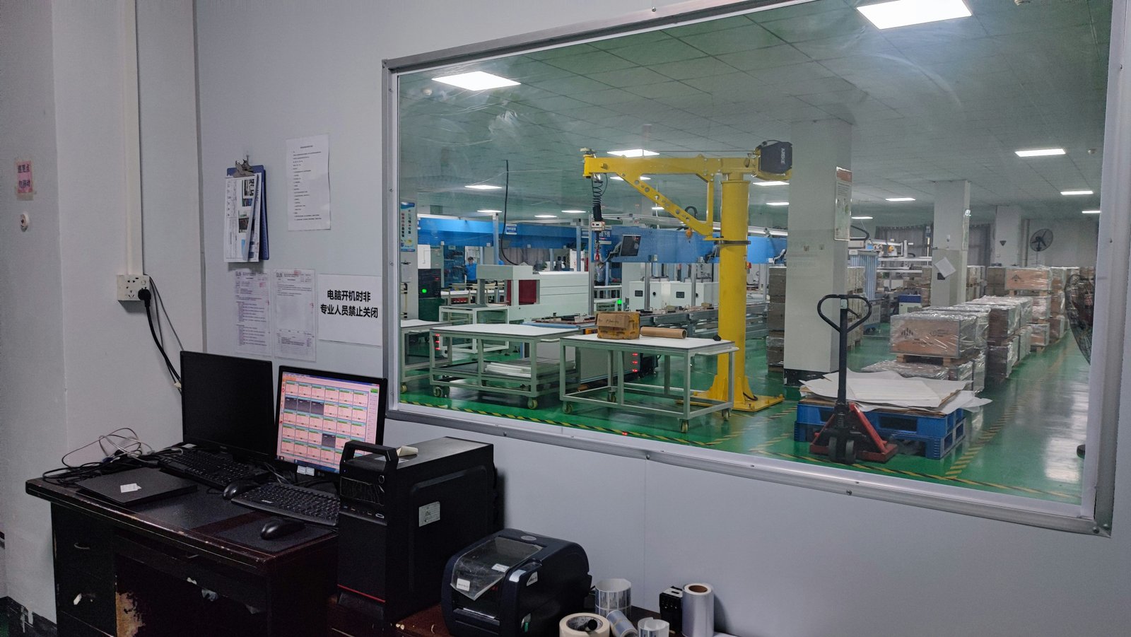 Centro de control y planta industrial con procesos automatizados